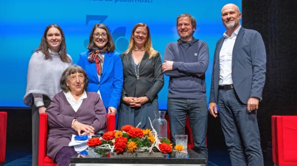 Udeleženci dogodka (z leve: ??????? , Anica Mikuš Kos, dr. Emilija 
Stojmenova Duh, dr. Mateja Sedmak, Goran Lukič in dr. Rado 
Pišot) so poudarili, da je integracija dvosmerni proces, ki zadeva 
obe strani, tako priseljence, kot lokalno skupnost. 