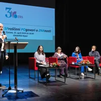 Okroglo mizo o priseljevanju in vključevanju priseljenk in priseljencev je odprl dr. Rado Pišot (levo), direktor ZRS Koper. 