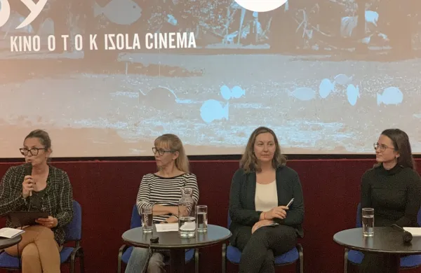 Z novinarske konference v Izoli (z leve proti desni) izolska 
podžupanja Agnese Babič, direktorica festivala Tanja Hladnik, 
programska selektorica Varja Močnik, direktorica Zavoda Otok 
Lorena Pavlič in vodja sekcije Podmornica ter Gaia Sluga iz KIŠD