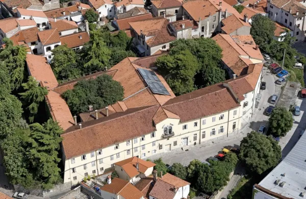 Servitski samostan je edini spomenik državnega pomena v historičnem mestnem jedru Kopra. 