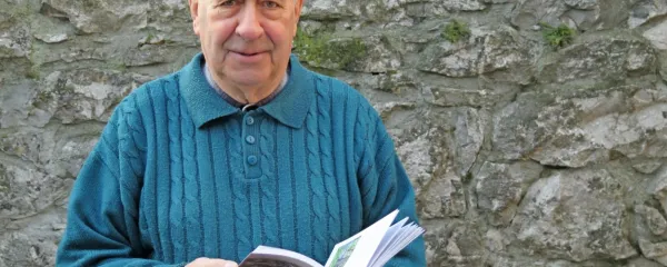 Dr. Stanislav Renčelj je spet izdal knjigo, naslov najnovejšega dela 
je Med žlahtnim kraškim pršutom in blagodejnim teranom.