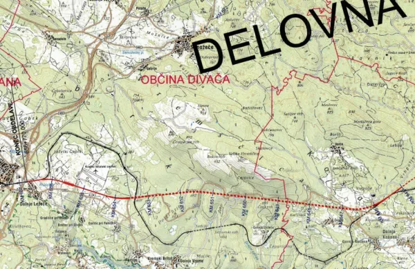 Delovno gradivo razkriva, da bi del nove proge potekal skozi tunel 
pod Vremščico. Z rdečo barvo je označena predvidena nova proga, 
obstoječa pa je narisana s črno.