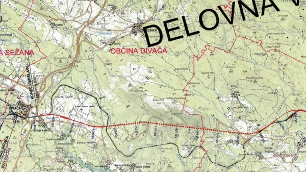 Delovno gradivo razkriva, da bi del nove proge potekal skozi tunel 
pod Vremščico. Z rdečo barvo je označena predvidena nova proga, 
obstoječa pa je narisana s črno.