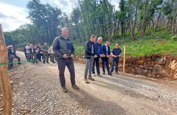 2,3 kilometra dolga protipožarna gozdna cesta na Volkovnjak 
upošteva nove standarde za prometnice v požarno ogroženih 
gozdovih.