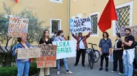 Propalestinski protestniki so v torek na koprskih ulicah opozorili 
na domnevno uporabo koprskega pristanišča za dobavo orožja 
Izraelu. 