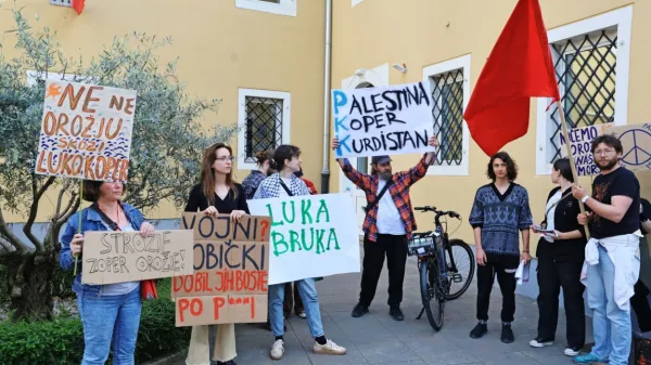 Propalestinski protestniki so v torek na koprskih ulicah opozorili 
na domnevno uporabo koprskega pristanišča za dobavo orožja 
Izraelu. 