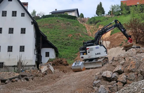Največji plaz od treh med Grilčevo in Bazoviški ulico v Idriji, ki je 
ogrozil muzejsko in še nekaj drugih hiš, bo kmalu saniran.
