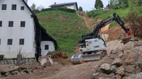 Največji plaz od treh med Grilčevo in Bazoviški ulico v Idriji, ki je 
ogrozil muzejsko in še nekaj drugih hiš, bo kmalu saniran.