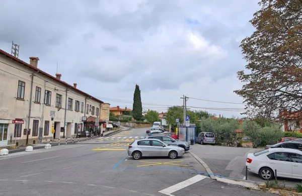 Dom krajanov v Šmarjah, v katerem je delovala zdravstvena ambulanta in predstavlja središče dogajanja v vasi, bodo prenovili.