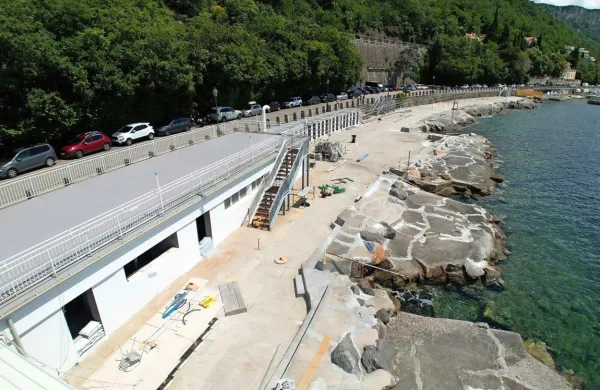 Kopališče Sticco še sameva, saj potrebuje še zadnja obnovitvena
dela.