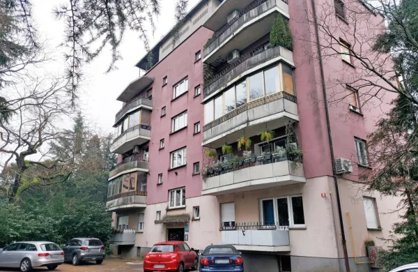 Družba Star Solar, ki je od sredine novembra lani v lasti Roberta 
Goloba, ima sedež v Novi Gorici.