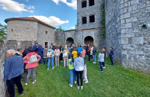 V projektu GRENNAT bodo na gradu Rihemberk izboljšali sobivanje netopirjev in obiskovalcev gradu.