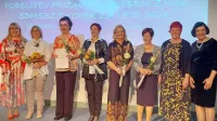 S podelitve priznanj Srebrnega znaka (z leve): Doroteja Dobrinja, 
predsednica Strokovnega društva medicinskih sester, babic in 
tehnikov Koper, dobitnice Nives Pintar, Majda Vrtovec, Irena 
Vukelić Lamper, Vjerica Božič in Cvetka Lorger Rekić,  predsednica 
komisije za priznanja Marina Čok in predsednica strokovne 
Zbornice-Zveze Monika Ažman.  