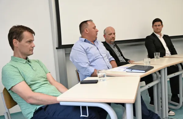 O kibernetski varnosti so razpravljali (z leve): dr. Blaž Markelj, Aljoša Špeh, Boris Turk in Boštjan Špehonja.