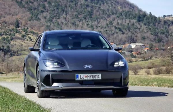 Zagotovo na prvih treh mestih za družinski električen avto. Tudi 
zaradi cene, ki ni majhna, ni pa astronomsko visoka.