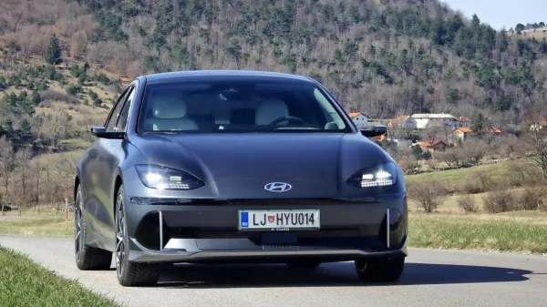 Zagotovo na prvih treh mestih za družinski električen avto. Tudi 
zaradi cene, ki ni majhna, ni pa astronomsko visoka.