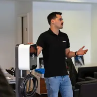 Potencialne kupce so najbolj zanimale informacije o dosegu in polnjenju 
baterij. Ena od možnosti je domača pametna polnilnica Glowbox.