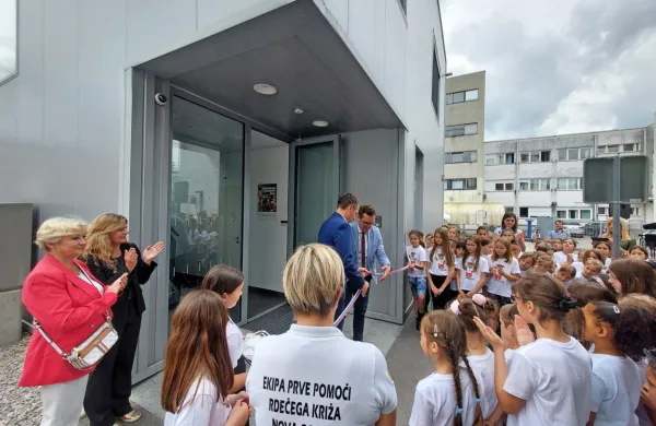 Humanitarni center Rdečega križa Nova Gorica na Bidovčevi ulici je z včerajšnjo slovesnostjo, ki so ji 
poseben pečat dali učenci POŠ Ledine, uradno   odprl vrata. 