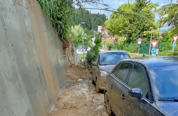 Sredi dneva je Občina Piran zaradi nevarnosti ponovnega podora 
zaprla tudi pet parkirnih mest pri OŠ Cirila Kosmača. 

 
