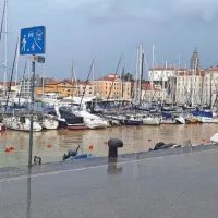 Poplavilo Tartinijev trg v Piranu, pešpot med Piranom in Fieso je zaprta