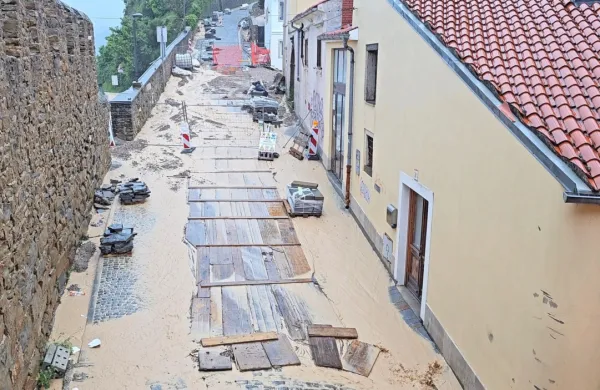 Ulica 9. korpusa, ki vodi od piranskega obzidja proti Tartinijevemu 
trgu in ki jo zdaj prenavljajo, se je spremenila v blatno reko. 