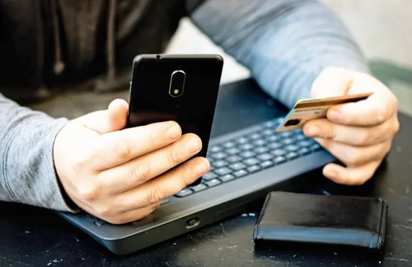 Tekom goljufije napadalci pridobijo popoln nadzor nad e-banko 
žrtev.