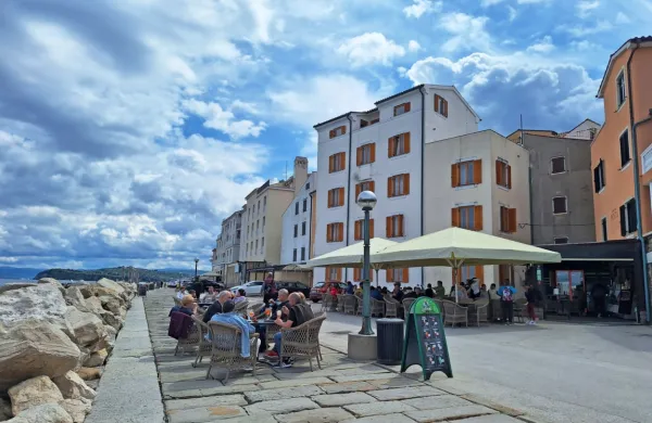 Konec letošnjega aprila se je na Punti še dalo sedeti tik ob morju, 
s turistično sezono pa se gostinci morajo umakniti na asfaltiran 
del, saj imajo ob morju prednost kopalci.  