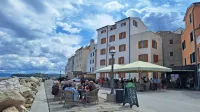 Konec letošnjega aprila se je na Punti še dalo sedeti tik ob morju, 
s turistično sezono pa se gostinci morajo umakniti na asfaltiran 
del, saj imajo ob morju prednost kopalci.  