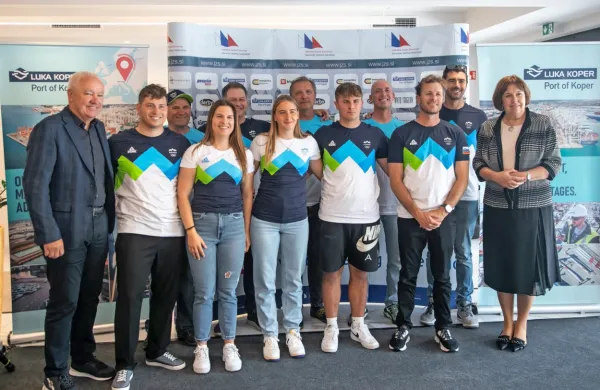Slovenska jadralska olimpijska odprava z Nevenko Kržan, predsednico uprave Luke Koper, pokrovitelja Jadralne zveze Slovenije, in Samom 
Lozejem, predsednikom JZS