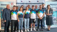 Slovenska jadralska olimpijska odprava z Nevenko Kržan, predsednico uprave Luke Koper, pokrovitelja Jadralne zveze Slovenije, in Samom 
Lozejem, predsednikom JZS