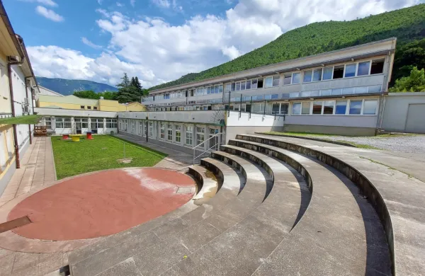 Matična stavba OŠ Draga Bajca Vipava kliče po celoviti prenovi.
