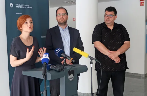 Ministrica za kulturo Asta Vrečko ter župana občin Cerkno in Idrija  
Gašper Uršič in Tomaž Vencelj so usklajeni glede prenosa  območja 
Partizanske bolnice Franja na državo in celovite obnove po lanski 
ujmi. 