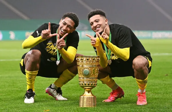 Jude Bellingham (levo) in Jadon Sancho sta leta 2021 skupaj 
osvojila nemški pokal, nocoj pa se bo le eden veselil lovorike v ligi 
prvakov. 