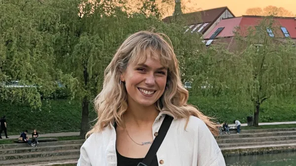 Melani Mekicar ima raje večere in noči, a vstaja ob petih.
