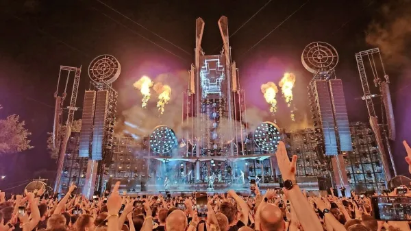 Kar 120 tisoč ljudi je prejšnji petek in soboto obiskalo koncert 
Rammsteinov v Beogradu.