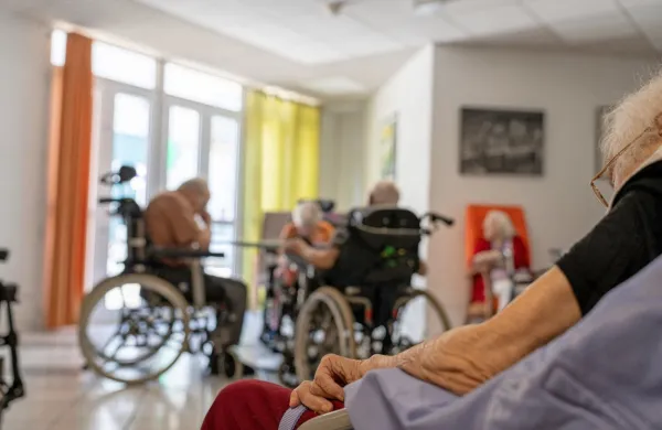 Ljudi za delo v domovih za starejše in drugih socialnovarstvenih 
zavodih je vedno manj. Kadrovsko stisko naj bi rešili z interventnim zakonom.