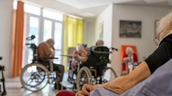 Ljudi za delo v domovih za starejše in drugih socialnovarstvenih 
zavodih je vedno manj. Kadrovsko stisko naj bi rešili z interventnim zakonom.