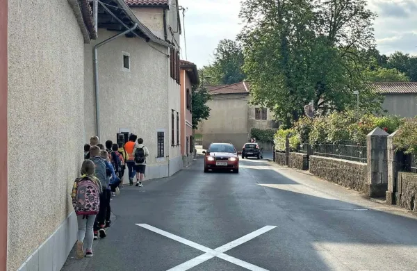 Cesta skozi Tomaj ni prijazna ne za pešce ne za voznike. 