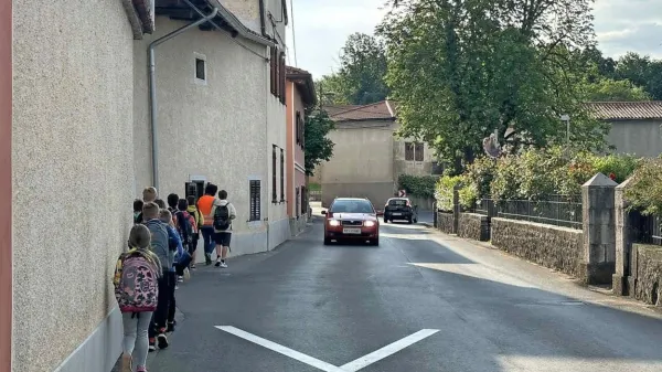 Cesta skozi Tomaj ni prijazna ne za pešce ne za voznike. 