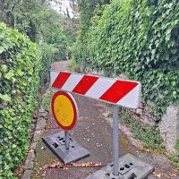 Decembra lani se je na zasebno zemljišče podrl podporni zid 
šolske zelenice. Pot zaradi posedanja terena še vedno ni odprta.  