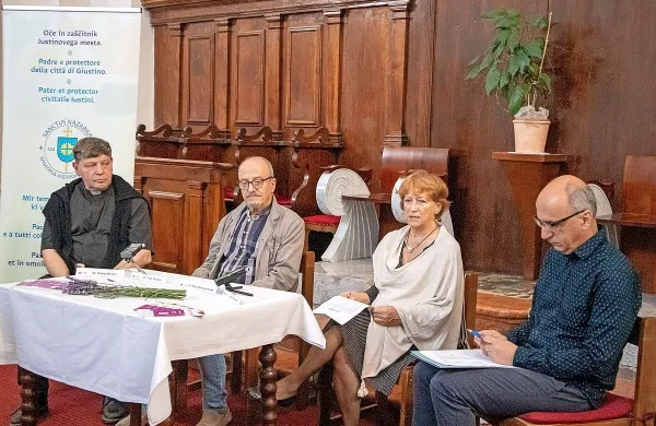 Župnik Peter Krečič, slikar Paolo Orlando in konservatorska 
svetnica Mojca MarjAna Kovač (z leve) so predstavili pomen in 
prenovo rotunde Blaženega Elije, David Tomovski (prvi z desne) pa 
dogodke, s katerimi bo koprska župnija obeležila 1500. obletnico 
prihoda škofa Nazarija  v Koper. 