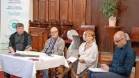 Župnik Peter Krečič, slikar Paolo Orlando in konservatorska 
svetnica Mojca MarjAna Kovač (z leve) so predstavili pomen in 
prenovo rotunde Blaženega Elije, David Tomovski (prvi z desne) pa 
dogodke, s katerimi bo koprska župnija obeležila 1500. obletnico 
prihoda škofa Nazarija  v Koper. 