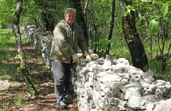 Jamar Ludvik Husu obnovil suhi zid pri Vilenici