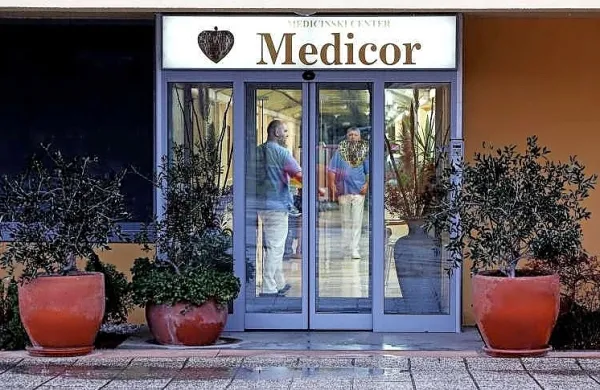 V istrskem centru MC Medicor zaradi vedno večjega obsega dela 
najemajo mnoge zdravnike iz javnega zdravstva. Za svoje delovanje pa uporabljajo kar prostore v Splošni bolnišnici Izola. 