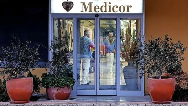 V istrskem centru MC Medicor zaradi vedno večjega obsega dela 
najemajo mnoge zdravnike iz javnega zdravstva. Za svoje delovanje pa uporabljajo kar prostore v Splošni bolnišnici Izola. 