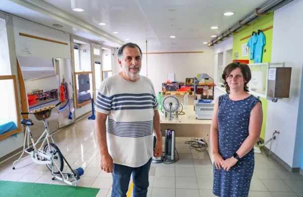 Aljoša Žerjal, predsednik DMFA Koper, ki upravlja Center eksperimentov, in vodja centra Branka Žerjal 
obžalujeta, da se mora center  izseliti iz občinskega prostora v Kidričevi ulici 17 v središču Kopra.