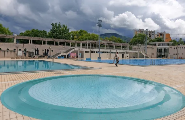 Vse je pripravljeno za odprtje letnega kopališča, le še ugodno 
vreme čakajo. 