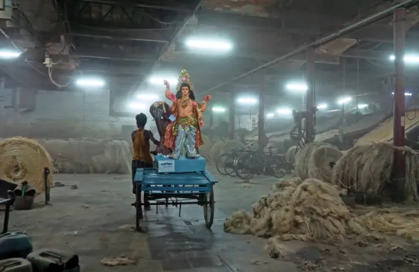 Film Zlata nit je izjemno filmičen, podroben in spektakularen 
prikaz zatona proizvodnje jute.