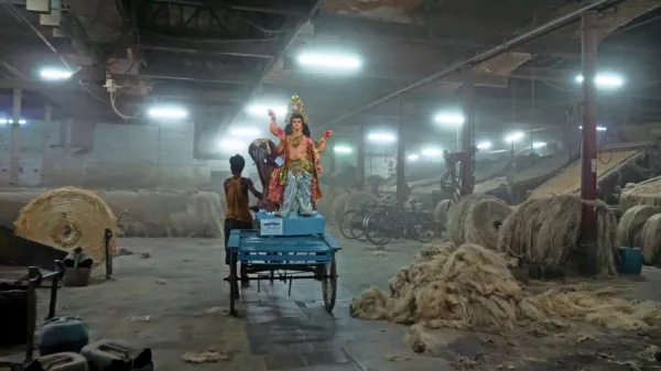 Film Zlata nit je izjemno filmičen, podroben in spektakularen 
prikaz zatona proizvodnje jute.