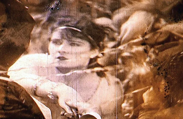 Prizor iz filma Njen vijolični poljub avtorja Billa Morrisona

